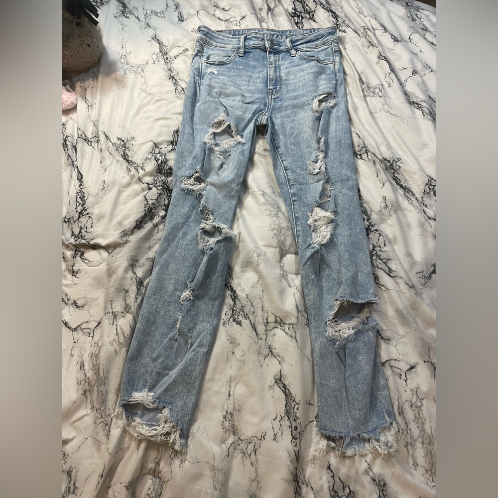 Light wash denim ripped jeans